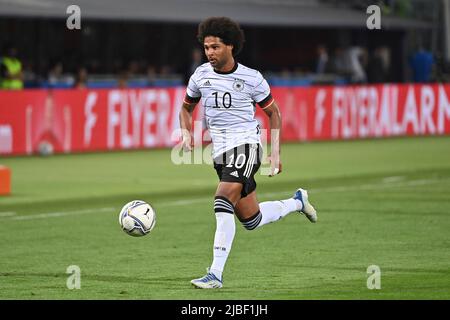 Bologne, Italien. 04.. Juni 2022. Serge GNABRY (GER), Aktion, Einzelaktion, Einzelbild, Ausschnitt, Ganzkörperaufnahme, Vollfigur Fußball UEFA Nations League, Gruppenphase 1. Spieltag Italien (ITA) - Deutschland (GER) 1-1, am 4.. Juni 2022, Renato Dall `Ara Stadium Bologne Credit: dpa/Alamy Live News Stockfoto
